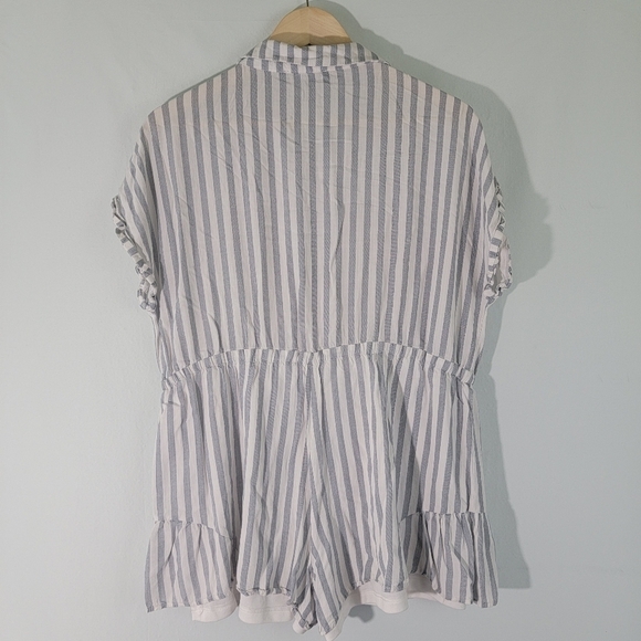 Aakaa Women's Gray/White Striped Romper Sz M Short Sleeve Button Front Tie Waist - Picture 3 of 12